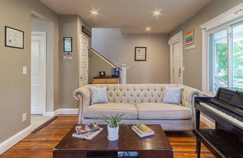 Jefferson Chalmers House | Grosse Pointe Area Cottage Canals & Kayak Experience w/ WiFi