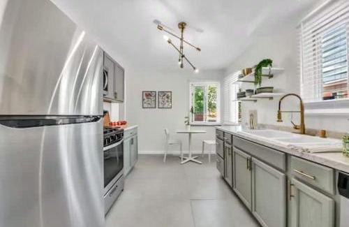 Anchorville House | Grosse Pointe Detroit 3BR - Sleeps 8 - Yard home