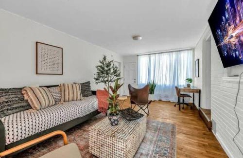 Anchorville House | Grosse Pointe Detroit 3BR - Sleeps 8 - Yard home
