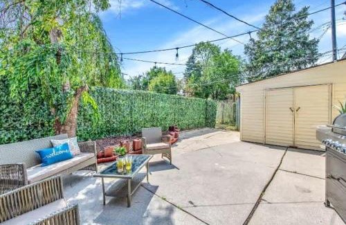 Anchorville House | Grosse Pointe Detroit 3BR - Sleeps 8 - Yard home