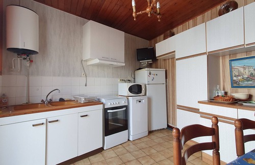 LʼAiguillon-sur-Mer House | Ground Floor Apartment in Town Center with Courtyard & Close to Market