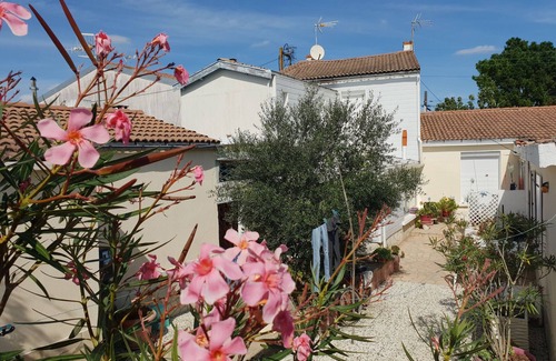 LʼAiguillon-sur-Mer House | Ground Floor Apartment in Town Center with Courtyard & Close to Market