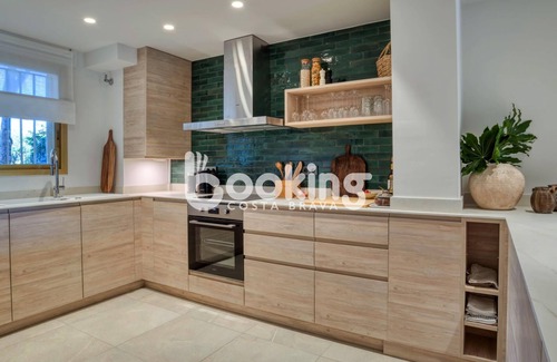 Sant Feliu de Guixols Apartment | GROUND FLOOR WITH TERRACE FOR 4 PEOPLE WITH SEA VIEWS AND AT THE FOOT OF THE POO