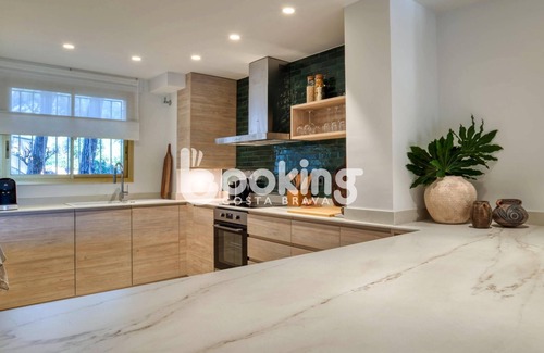 Sant Feliu de Guixols Apartment | GROUND FLOOR WITH TERRACE FOR 4 PEOPLE WITH SEA VIEWS AND AT THE FOOT OF THE POO
