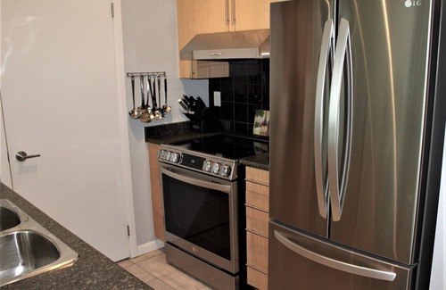 Fort York Condo | *Ground Floor 2BR 2BA Patio/Pool/Gym/BBQ/Prkg/Lake *Famous Waterpark City Condos