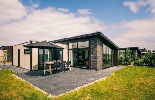 Dirksland Cottage | Ground-floor 6-person bungalow