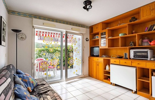 Hendaye Apartment | Ground floor apartment with terrace, pool and parking 1km from the beach