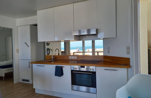 Wissant Apartment | Ground floor apartment on the dike with sea views and south-west terrace