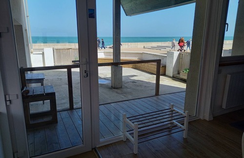 Wissant Apartment | Ground floor apartment on the dike with sea views and south-west terrace