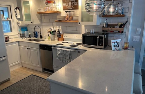 Surf City House | Ground Floor Beach Cottage, block from ocean, shops & restaurants