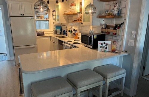 Surf City House | Ground Floor Beach Cottage, block from ocean, shops & restaurants