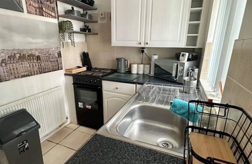 Abingdon Apartment | Ground floor flat; very homely 2 bed apartment sleeps 5