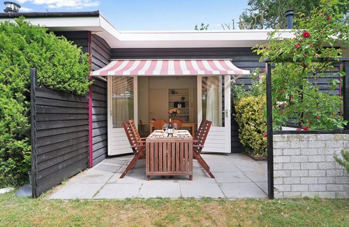 Ouddorp House | Ground-floor holiday home in De Prinsenhof park, within walking distance of the beach and dunes.