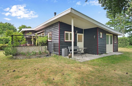 Ouddorp House | Ground-floor holiday home in De Prinsenhof park, within walking distance of the beach and dunes.