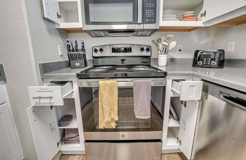 Clearfield Apartment | Ground Floor King Beds Pool Gym - Near Hill AFB