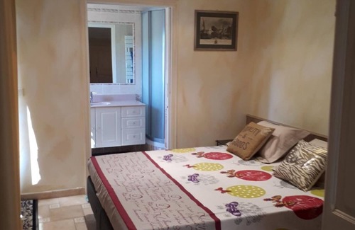 Toulon Other | Ground floor, pool, pool house, close to the beach - sleeps 3 - Air-conditioned