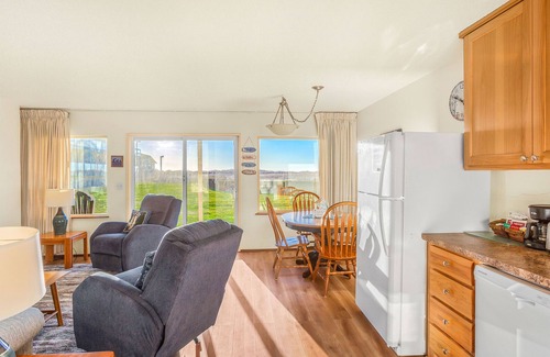 Moclips Condo | Ground Level Condo Right on the Pacific Ocean