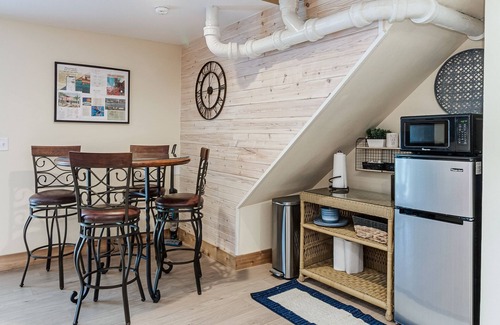 Lakeland Apartment | Ground Level Studio Apt. w/Kitchenette + King Bed ~ Dogs Welcome