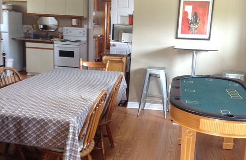 Niagara Falls House | Group Accommodations, 10 min to the Falls! All amenities & games in and out!