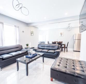 Downtown Niagara Falls House | Group Friendly 6BR Near Aquarium & Niagara Falls