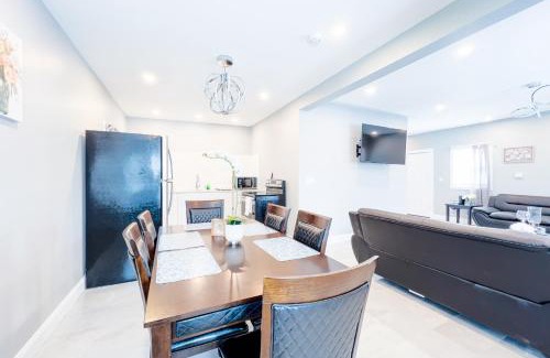 Downtown Niagara Falls House | Group Friendly 6BR Near Aquarium & Niagara Falls