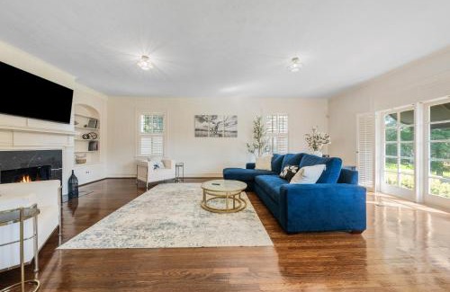 Columbus Villa | Group Getaway in a Grand Historic Home 15 minutes to Fort Benning Sleeps 10