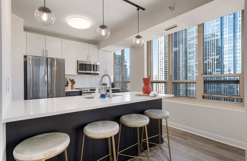 Rush and Division Apartment | Group Ideal Home: 2x 2BR, Balcony, Prime Location