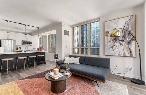 Rush and Division Apartment | Group Ideal Home: 2x 2BR, Balcony, Prime Location