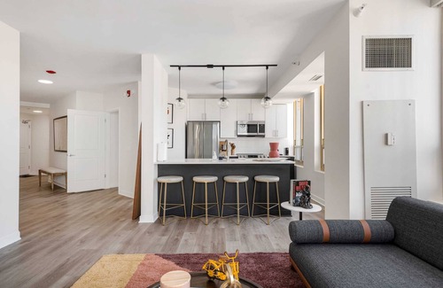 Rush and Division Apartment | Group Ideal Home: 2x 2BR, Balcony, Prime Location