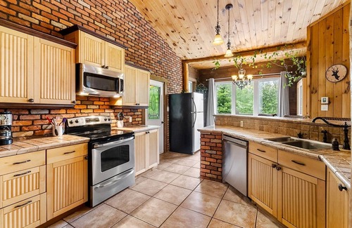 Saint-Faustin-Lac-Carre Cottage | Group oriented 6 BR waterfront cottage with pool table & SPA near Mont Tremblant