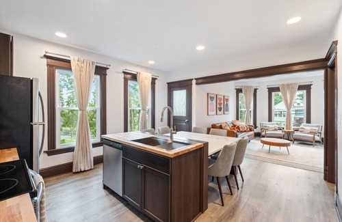 Westside House | GRP HQ: Sleeps 16, Dual Kitchen/LR/DR, Central Loc