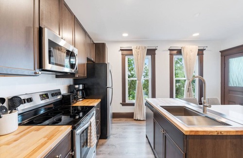 Westside House | GRP HQ: Sleeps 16, Dual Kitchen/LR/DR, Central Loc