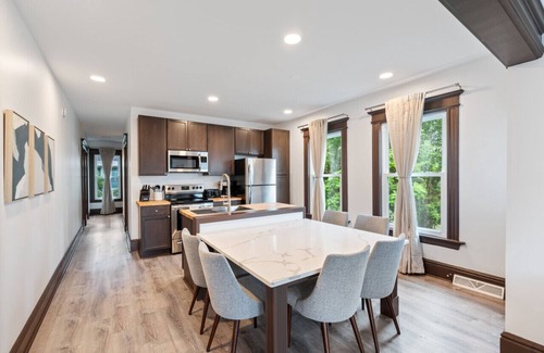 Westside House | GRP HQ: Sleeps 16, Dual Kitchen/LR/DR, Central Loc