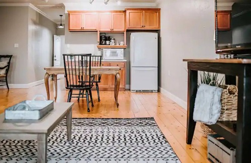 Gruene Condo | GrueneGusthaus#3| Private Condo+ Golf Cart Rentals