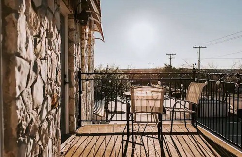 Gruene Condo | GrueneGusthaus#3| Private Condo+ Golf Cart Rentals