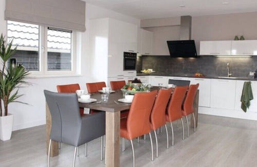 Idskenhuizen House | Grutte Pier is a 10 person , child friendly water villa.