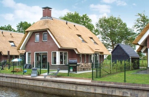 Idskenhuizen House | Grutte Pier is a 10 person , child friendly water villa.