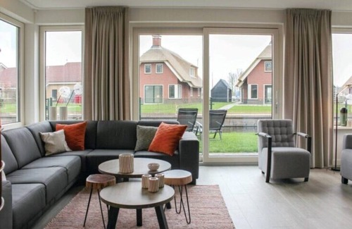 Idskenhuizen House | Grutte Pier is a 10 person , child friendly water villa.