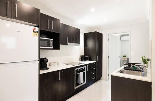 Rocklea Apartment | GST Credits! AC! Shops! Parking! Espresso! 331F1