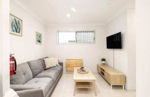 Rocklea Apartment | GST Credits! AC! Shops! Parking! Espresso! 331F1