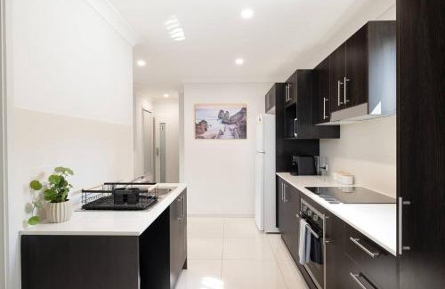 Rocklea Apartment | GST Credits! AC! Shops! Parking! Espresso! 331F1