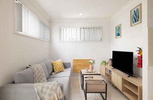 Rocklea Apartment | GST Credits! AC! Shops! Parking! Espresso! 135AF1