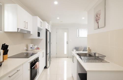 Rocklea Apartment | GST Credits! AC! Shops! Parking! Espresso! 135AF1
