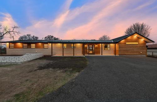 Kerrville House | Guadalupe Bluff Modern House