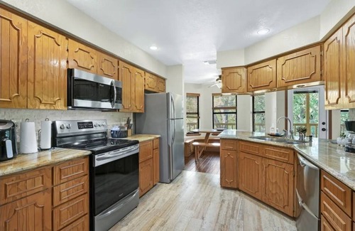 Seguin House | Guadalupe Riverfront/Sleeps 20/Kayaks/Shuffleboard/Fishing/Tubing/Poker Table