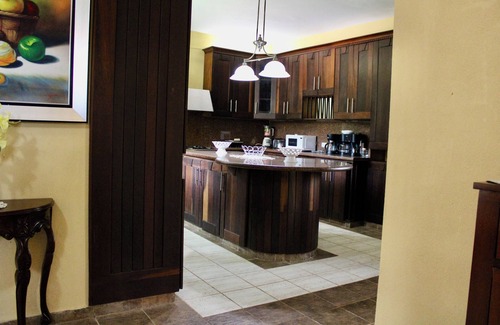San Pedro de Macoris Villa | GuavaBerry-JuanDolio+Cozy-5BR+7Bds+11Pax+/Maid+WiFi+A/C-BBQ-PrivPool+TVSmart