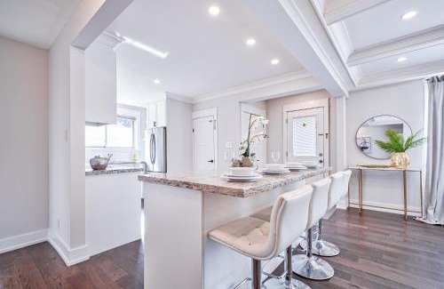 Burlington House | Guest Favorite Luxury 3BR Getaway 5 Min to Lake Big Yard Fun