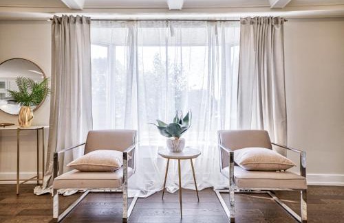Burlington House | Guest Favorite Luxury 3BR Getaway 5 Min to Lake Big Yard Fun