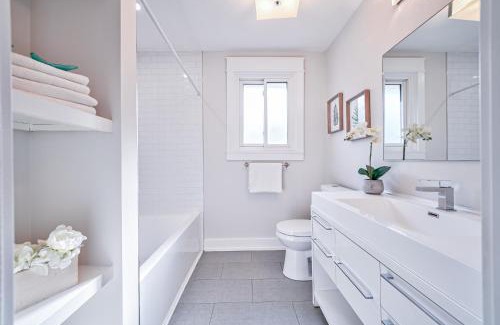 Burlington House | Guest Favorite Luxury 3BR Getaway 5 Min to Lake Big Yard Fun
