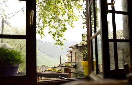 Pyrsogianni House | Guest House 'Armoloi Room 1' with Mountain View, Shared Terrace and Wi-Fi
